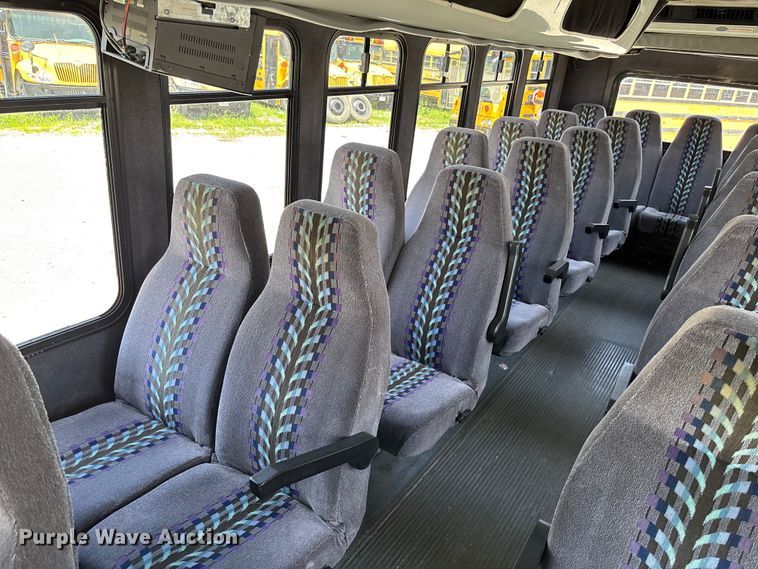 image for item FC5882 1997 International 3400 shuttle bus