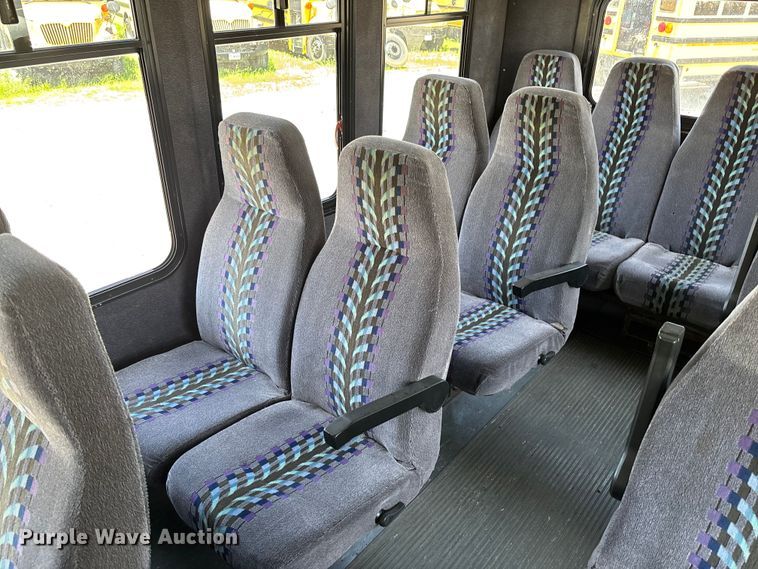 image for item FC5882 1997 International 3400 shuttle bus