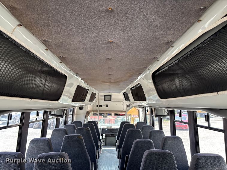 image for item FC5882 1997 International 3400 shuttle bus