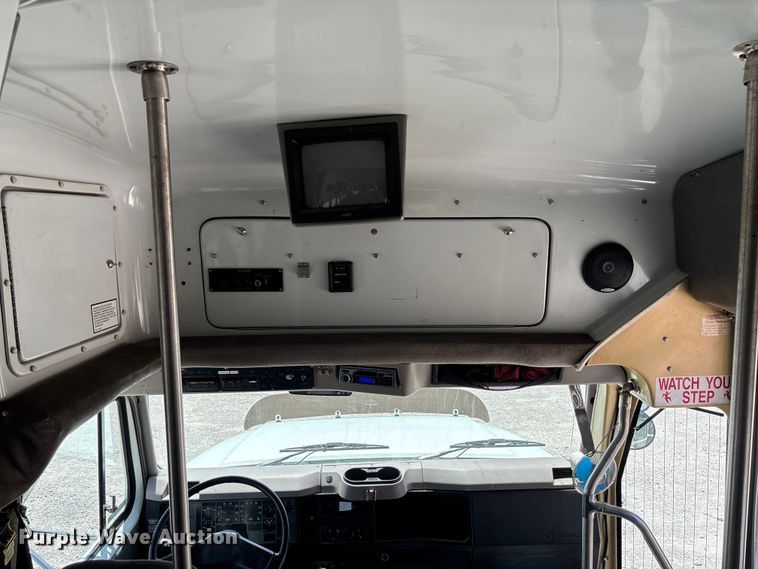 image for item FC5882 1997 International 3400 shuttle bus