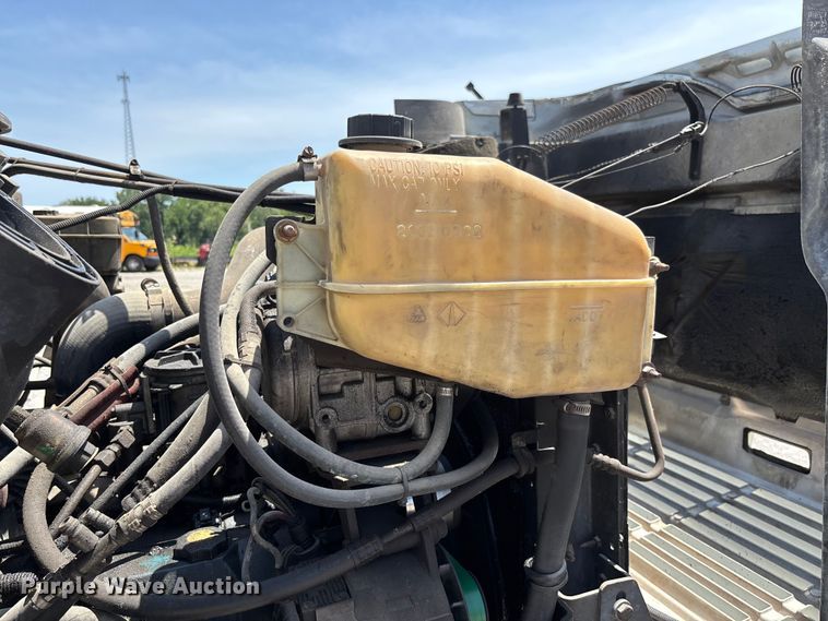 image for item FC5882 1997 International 3400 shuttle bus