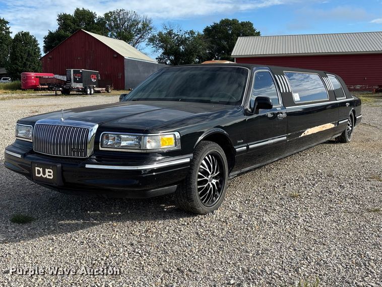 image for item FG0400 1997 Lincoln Town Car limousine
