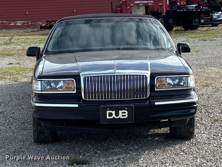 image for item FG0400 1997 Lincoln Town Car limousine