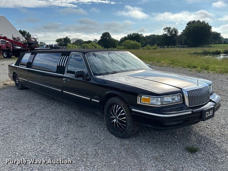 image for item FG0400 1997 Lincoln Town Car limousine