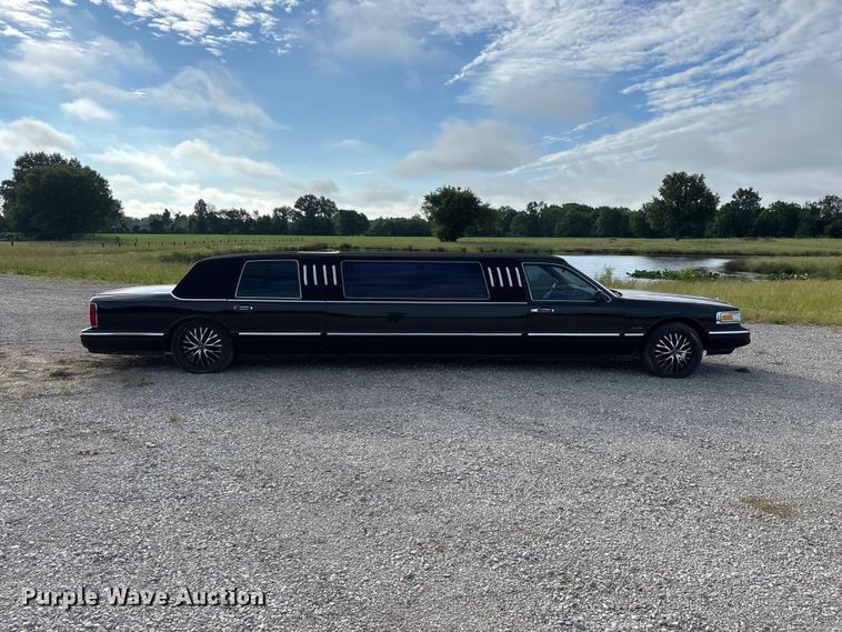 image for item FG0400 1997 Lincoln Town Car limousine