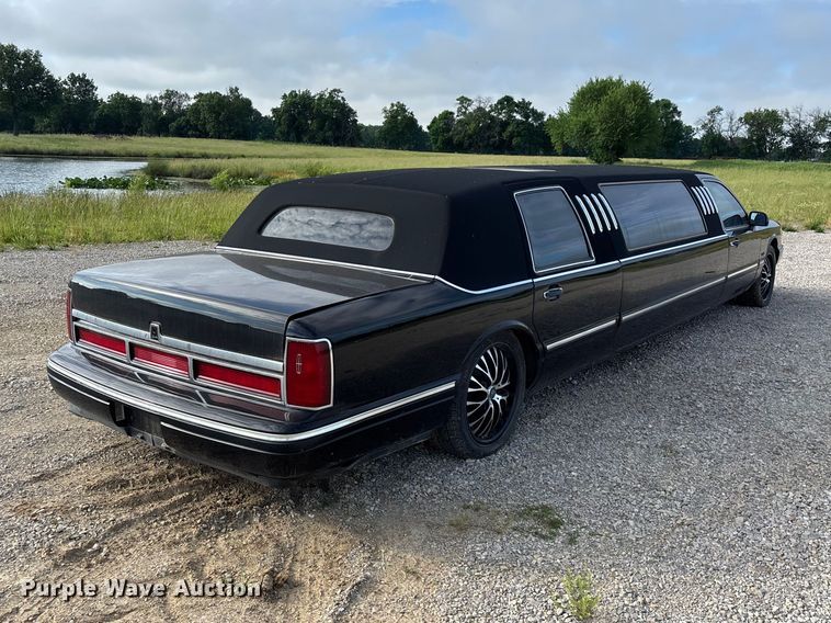 image for item FG0400 1997 Lincoln Town Car limousine