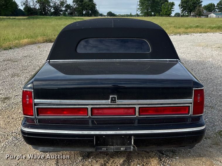 image for item FG0400 1997 Lincoln Town Car limousine