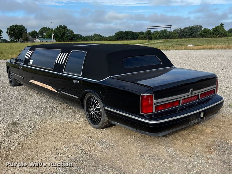 image for item FG0400 1997 Lincoln Town Car limousine