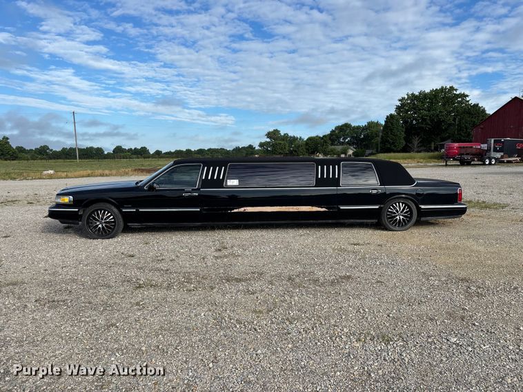 image for item FG0400 1997 Lincoln Town Car limousine