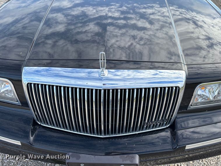 image for item FG0400 1997 Lincoln Town Car limousine