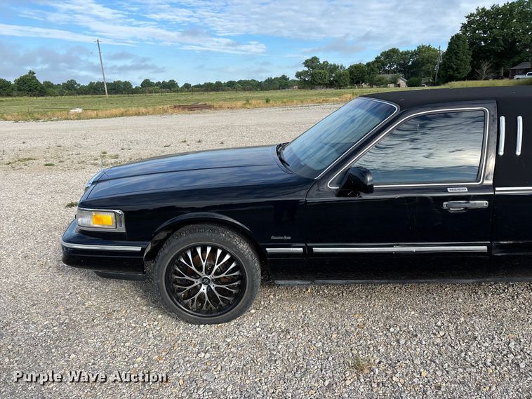 image for item FG0400 1997 Lincoln Town Car limousine