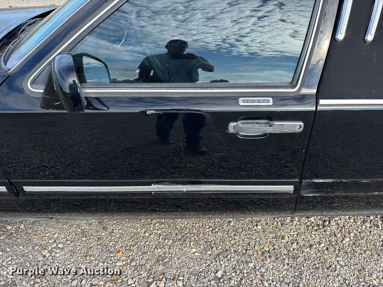 image for item FG0400 1997 Lincoln Town Car limousine