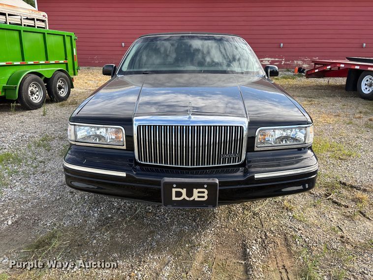image for item FG0400 1997 Lincoln Town Car limousine