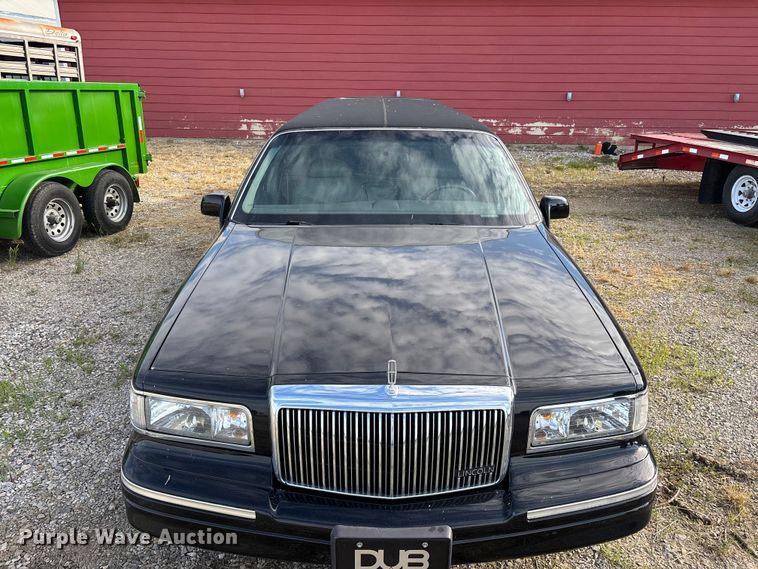 image for item FG0400 1997 Lincoln Town Car limousine