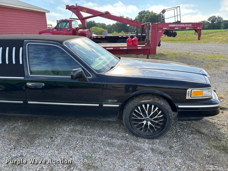 image for item FG0400 1997 Lincoln Town Car limousine