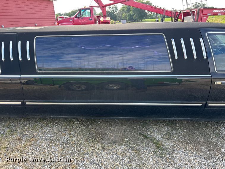 image for item FG0400 1997 Lincoln Town Car limousine
