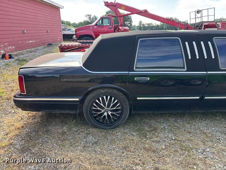 image for item FG0400 1997 Lincoln Town Car limousine