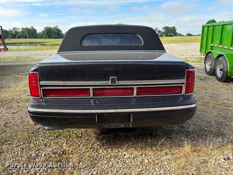 image for item FG0400 1997 Lincoln Town Car limousine