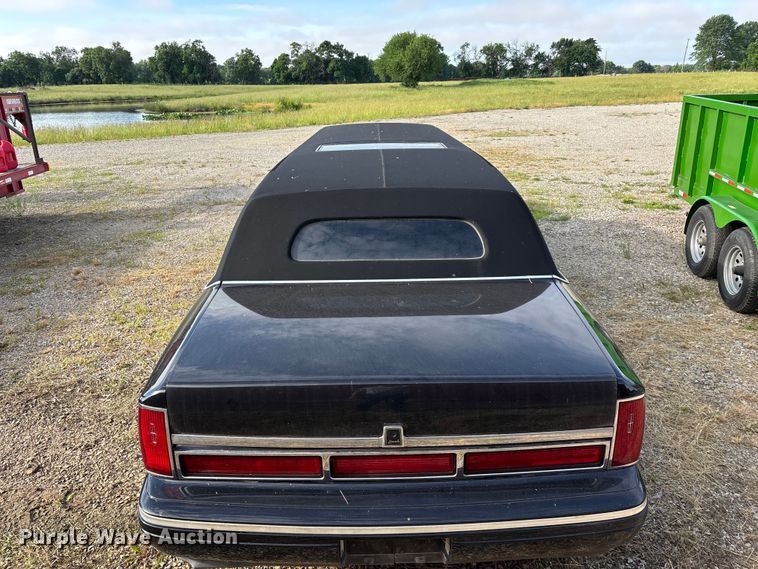 image for item FG0400 1997 Lincoln Town Car limousine