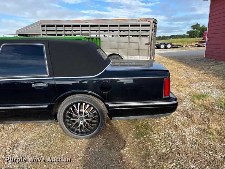 image for item FG0400 1997 Lincoln Town Car limousine