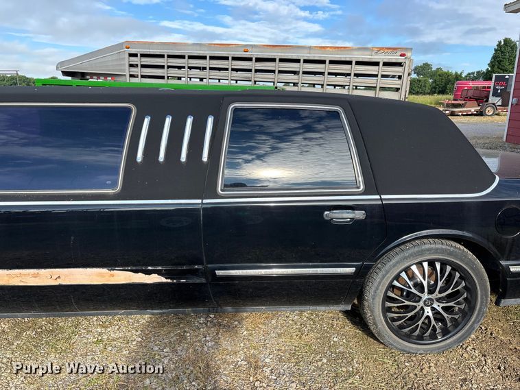 image for item FG0400 1997 Lincoln Town Car limousine
