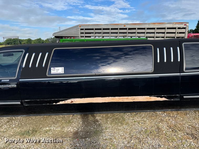 image for item FG0400 1997 Lincoln Town Car limousine