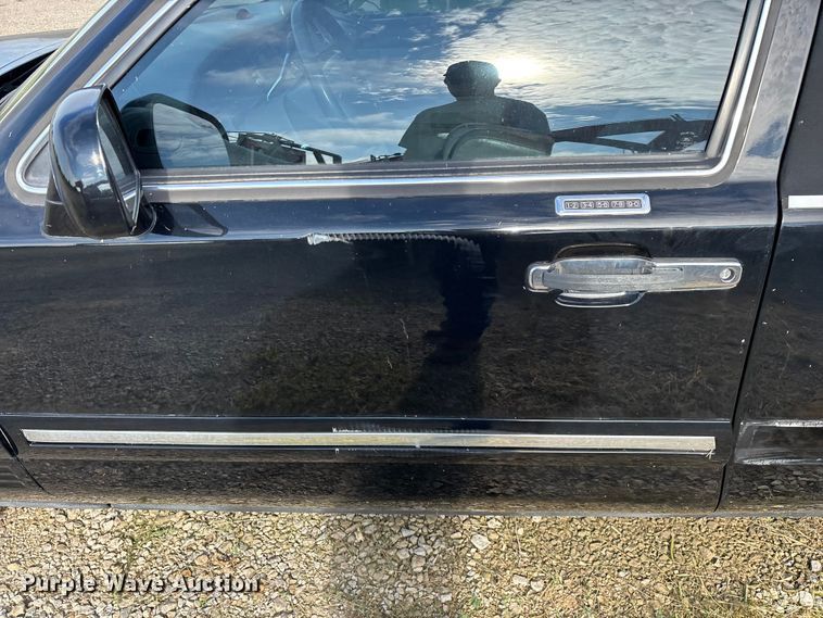 image for item FG0400 1997 Lincoln Town Car limousine