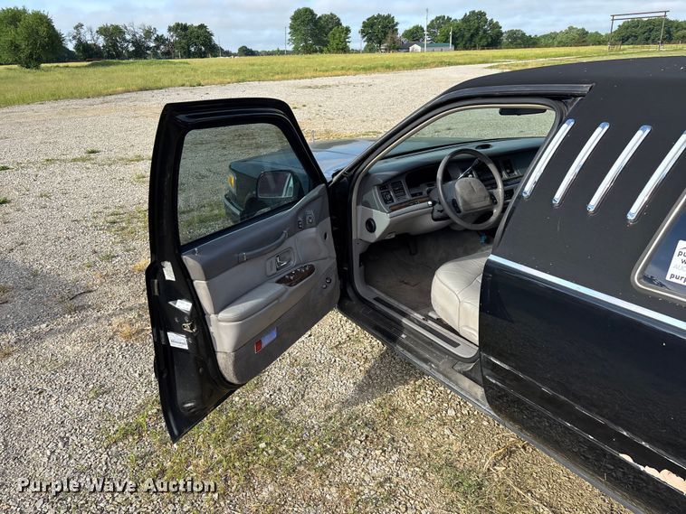 image for item FG0400 1997 Lincoln Town Car limousine