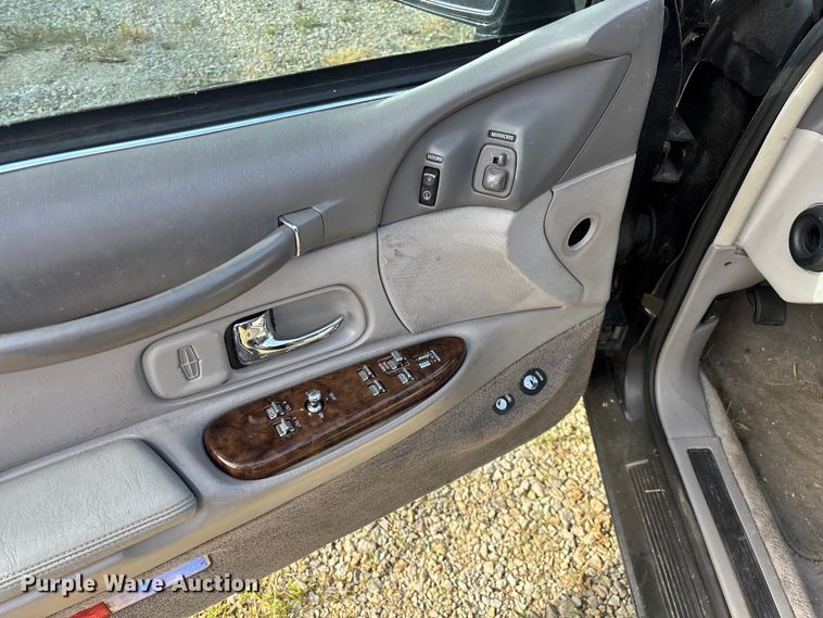 image for item FG0400 1997 Lincoln Town Car limousine