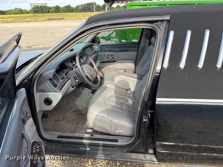 image for item FG0400 1997 Lincoln Town Car limousine