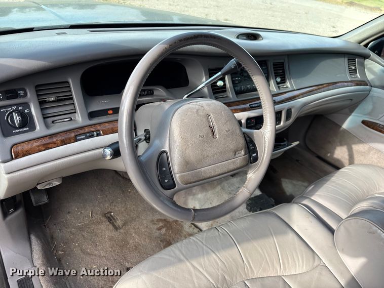 image for item FG0400 1997 Lincoln Town Car limousine