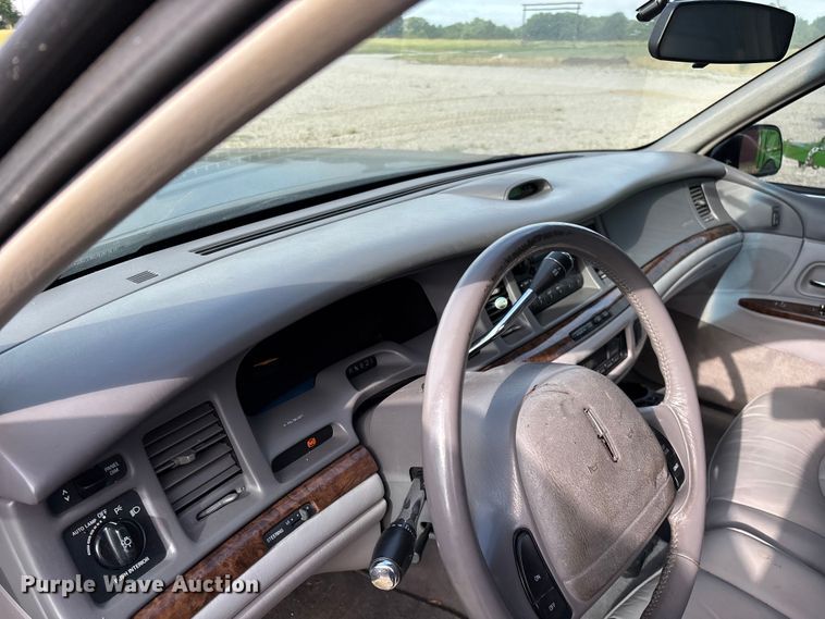 image for item FG0400 1997 Lincoln Town Car limousine