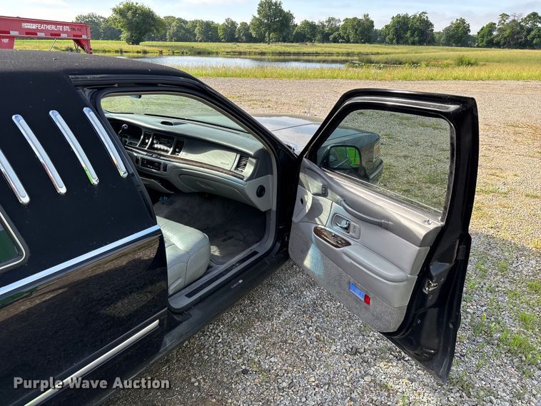 image for item FG0400 1997 Lincoln Town Car limousine