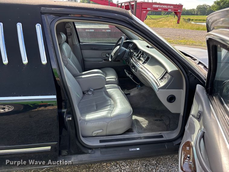 image for item FG0400 1997 Lincoln Town Car limousine