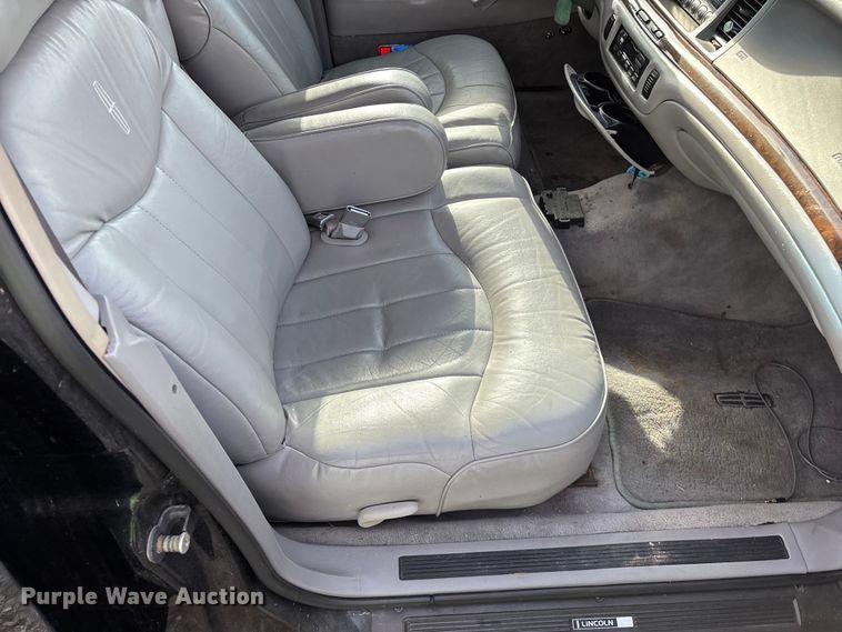 image for item FG0400 1997 Lincoln Town Car limousine