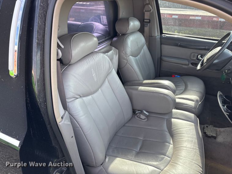 image for item FG0400 1997 Lincoln Town Car limousine