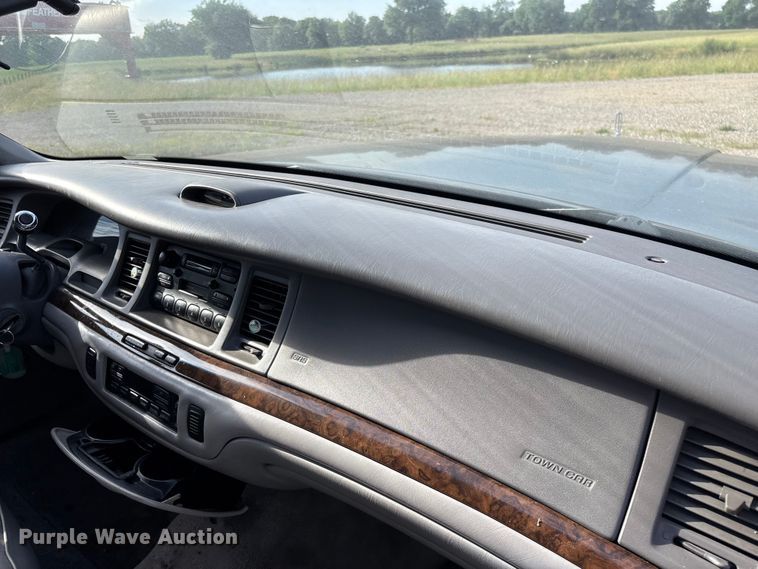 image for item FG0400 1997 Lincoln Town Car limousine