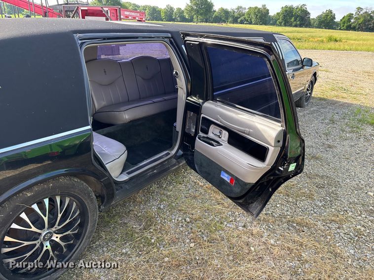 image for item FG0400 1997 Lincoln Town Car limousine