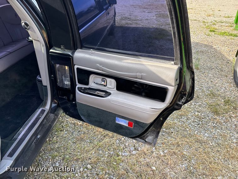 image for item FG0400 1997 Lincoln Town Car limousine