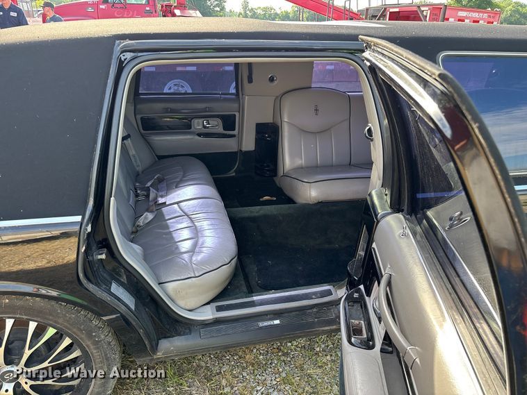 image for item FG0400 1997 Lincoln Town Car limousine