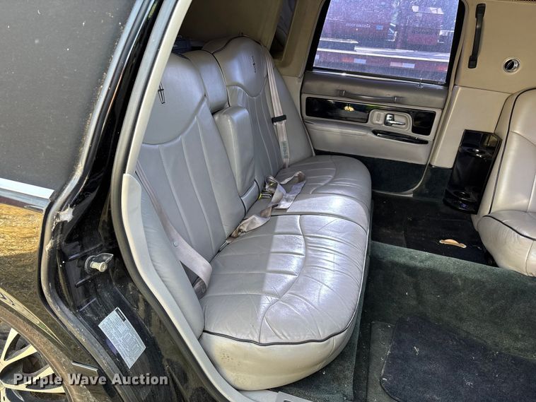 image for item FG0400 1997 Lincoln Town Car limousine