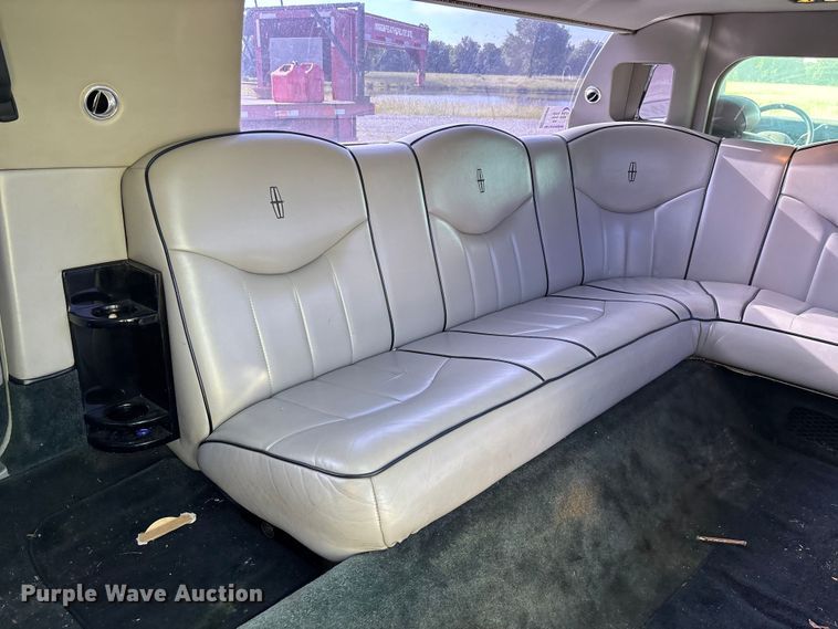 image for item FG0400 1997 Lincoln Town Car limousine