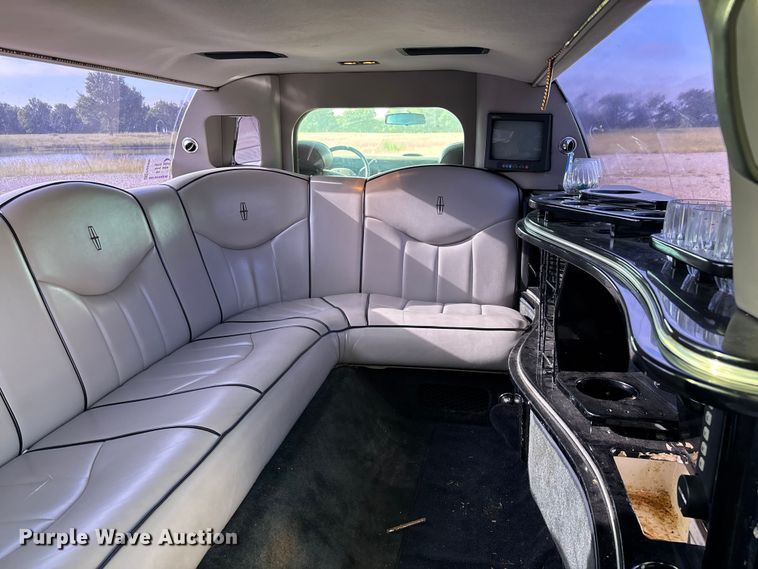 image for item FG0400 1997 Lincoln Town Car limousine
