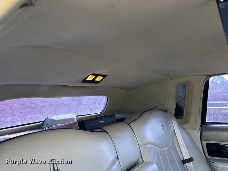 image for item FG0400 1997 Lincoln Town Car limousine