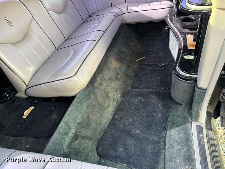 image for item FG0400 1997 Lincoln Town Car limousine