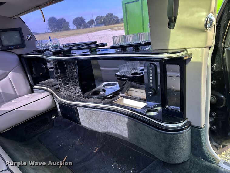 image for item FG0400 1997 Lincoln Town Car limousine