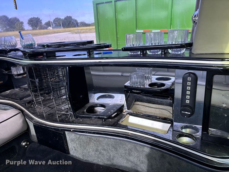 image for item FG0400 1997 Lincoln Town Car limousine