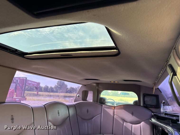 image for item FG0400 1997 Lincoln Town Car limousine