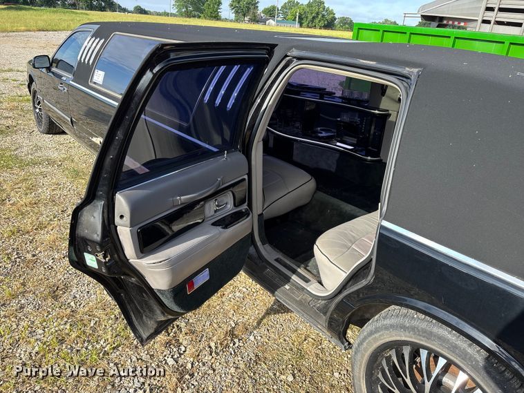 image for item FG0400 1997 Lincoln Town Car limousine