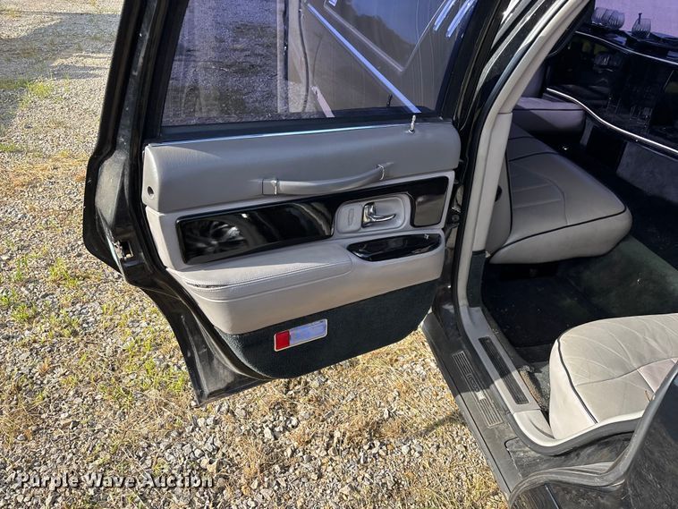 image for item FG0400 1997 Lincoln Town Car limousine